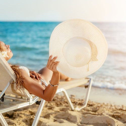 ragazza-al-mare-che-prende-il-sole